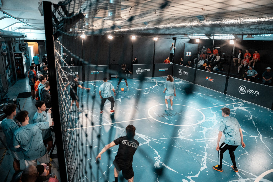 Mindre bane, mer ballkontakt – derfor elsker barn og voksne 3v3 cageball