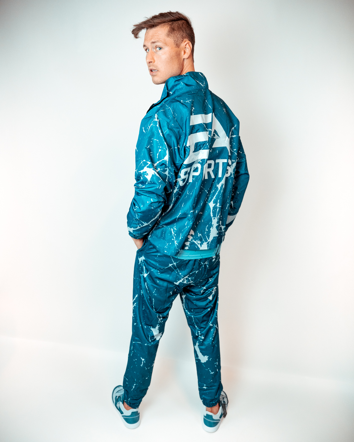 Off-Pitch x EA Sports Cracked Ice Jacke Dunkelblau