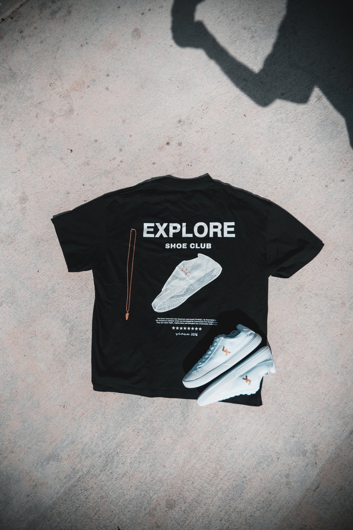 T-shirt Explore shoe club - Noir