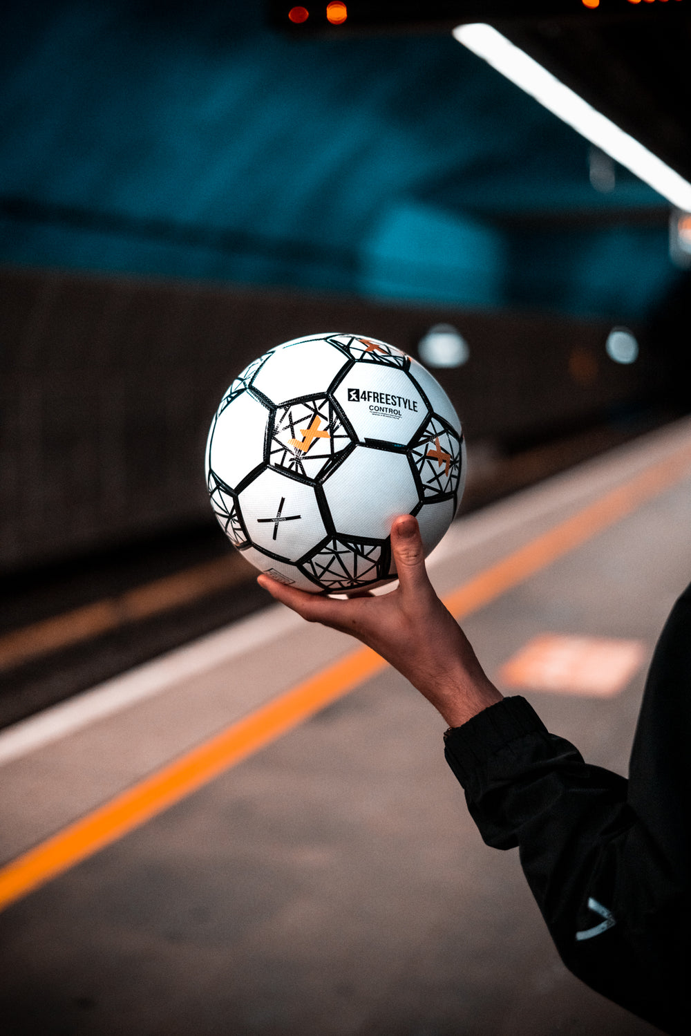Control-fotball holdt i hånden – OFF-PITCH fotballtriksing